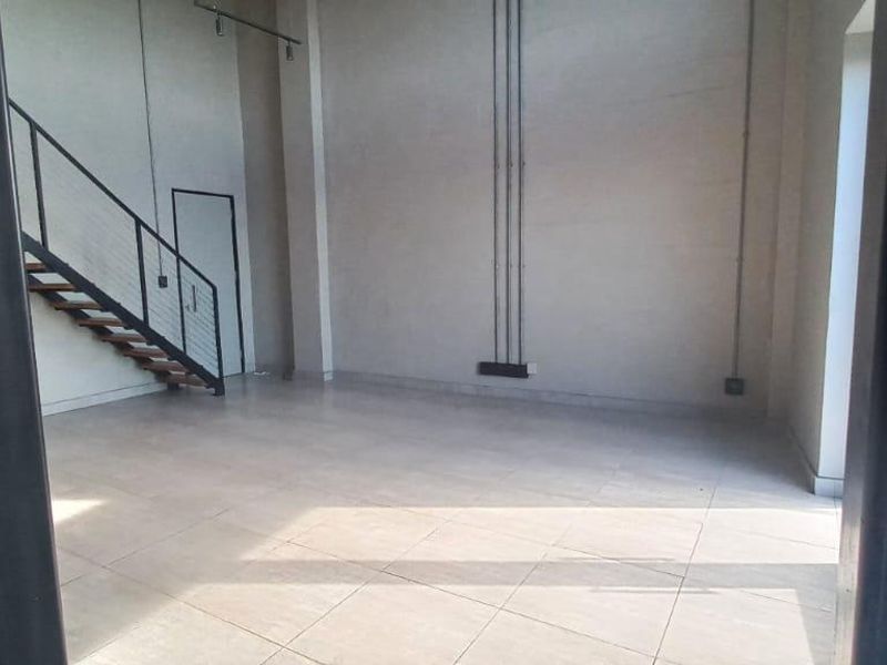 Stylish 3-Bedroom Loft Apartment – Modern Living Across Two Levels - Photo 5