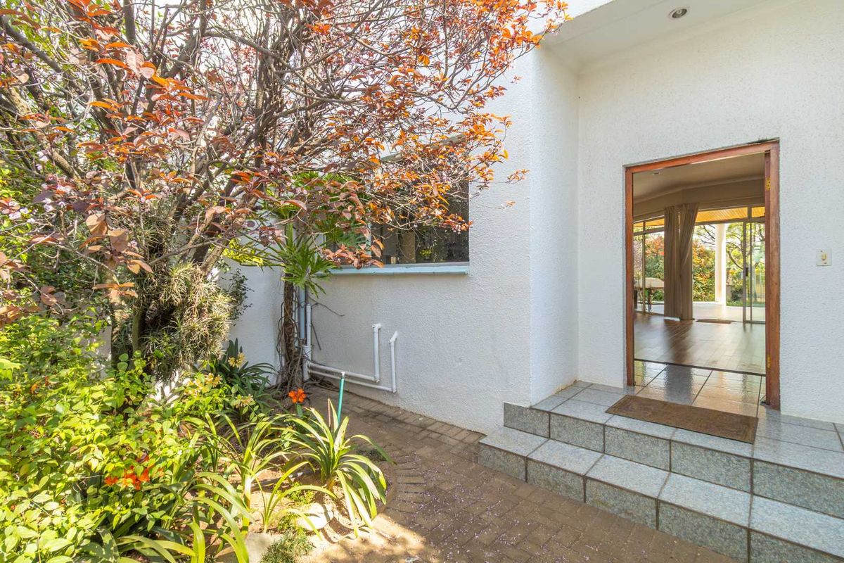 Delightful 3 Bed Family Home within walking distance to St Stithians College - Photo 3