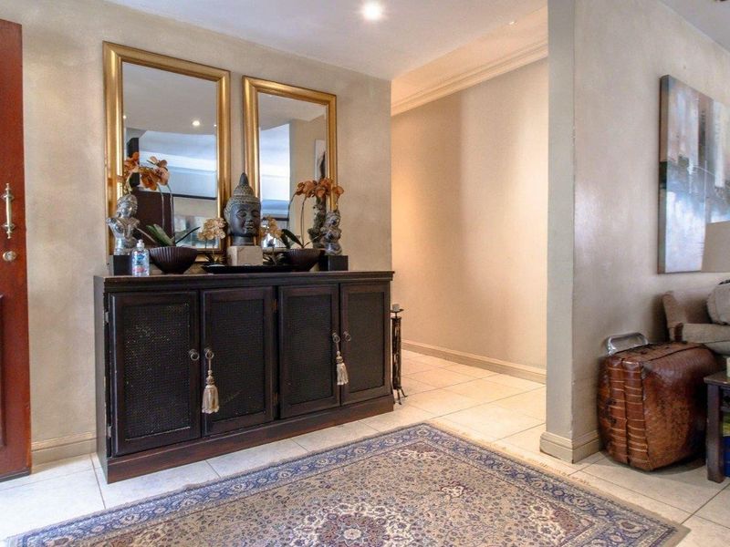 Elegant 5-Bedroom Luxury Home with Flatlet, Heated Pool & Solar Power – Glenvista - Photo 7