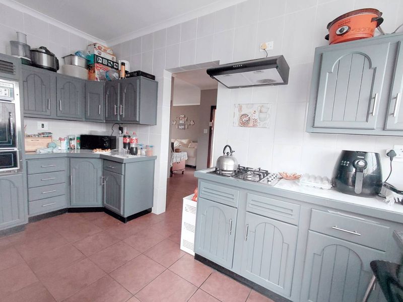 Family Home, Secure Living & Income Potential: - Photo 9