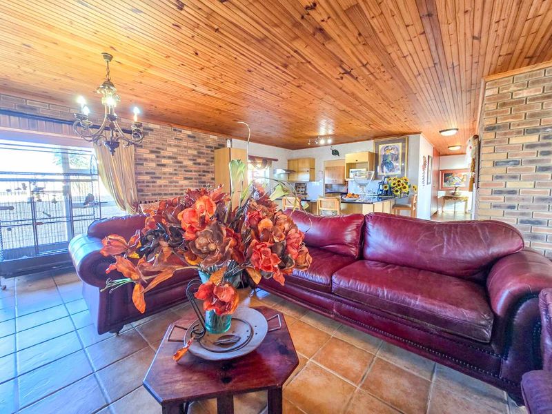 Spacious family home with breathtaking views. - Photo 3