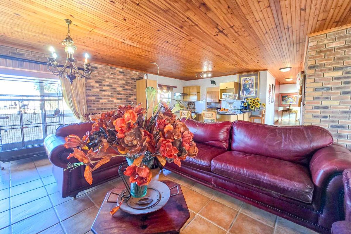 Spacious family home with breathtaking views. - Photo 3