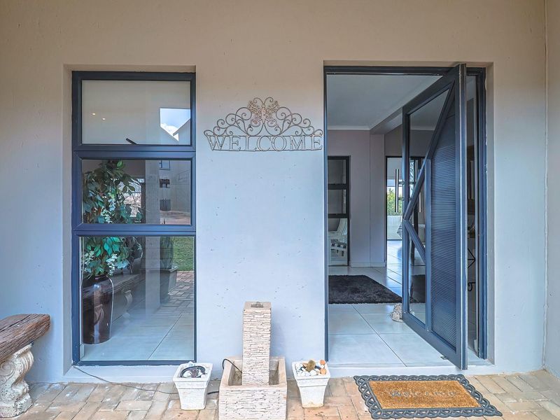 Modern convenience and natural tranquility - Photo 2