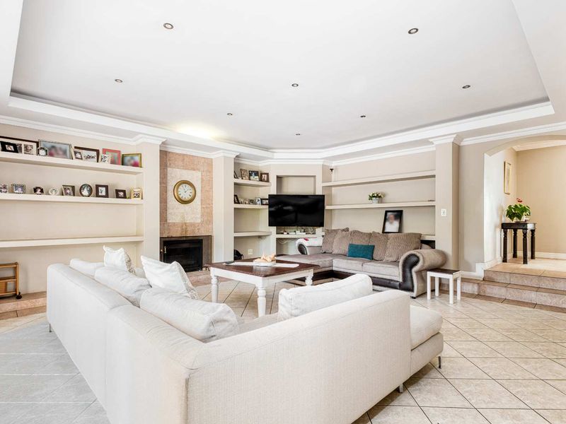 Timeless Tuscan Elegance Awaiting Its Next Chapter - Photo 6
