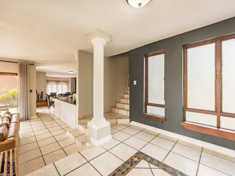 Elegant Family Living in Wapadrand Estate Landgoed - Photo 5