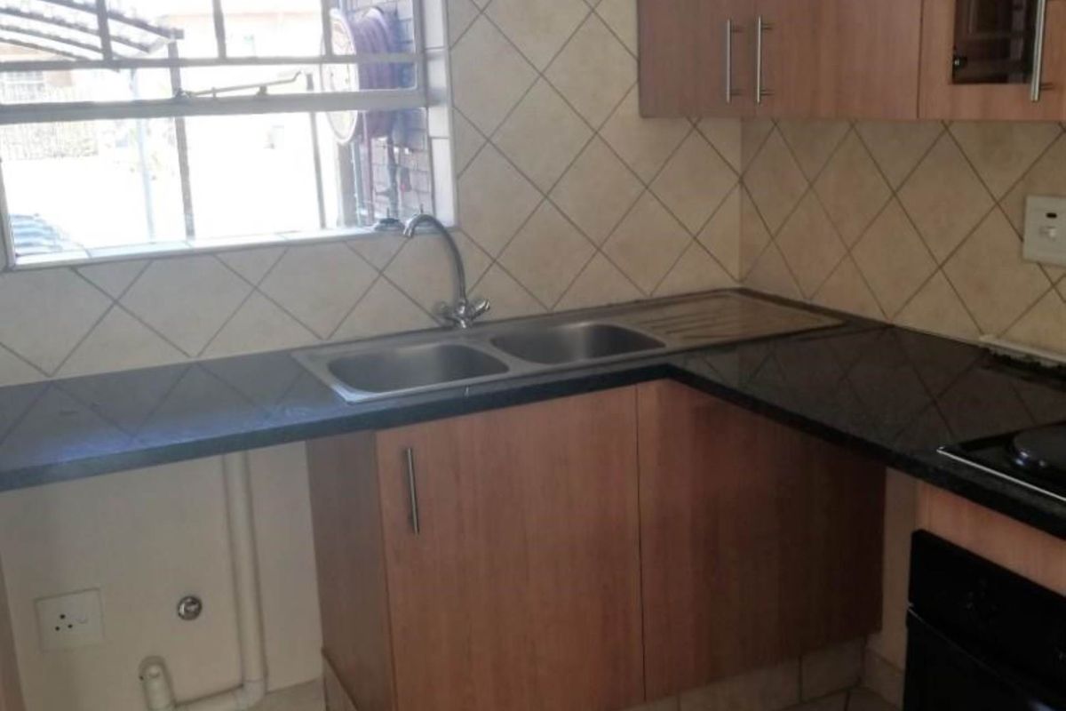 2 Bedrooms / 1 Bathroom / 1 Carport /  First floor Apartment - Photo 4