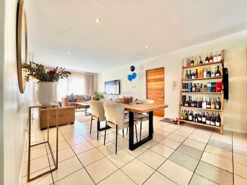 EXCEPTIONAL TWO BED FIRST FLOOR APARTMENT IN BRYANSTON - Photo 3
