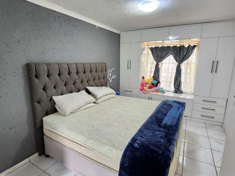 2 Bedroom Townhouse For Sale in Bassonia, Johannesburg - Photo 9