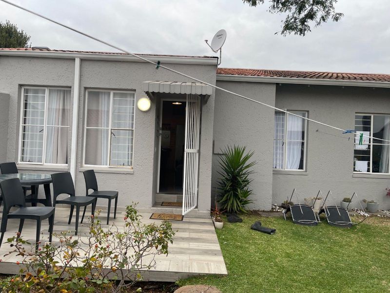 Charming 3 bedroom,2 bathroom cluster home - Photo 1