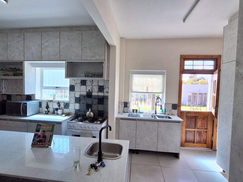 Beautiful 5 Bedroom Home With Cottage - Photo 10