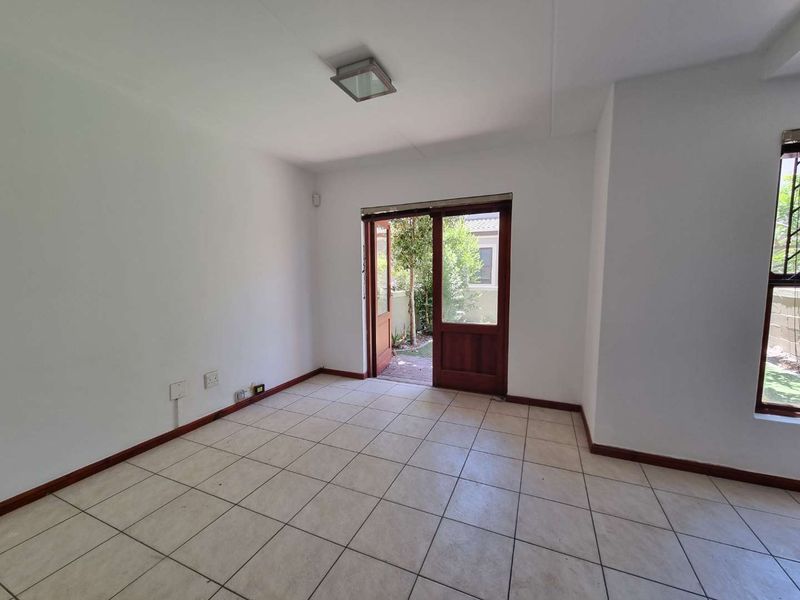 Comfortable Living in Secure Villa Rustica - Photo 8