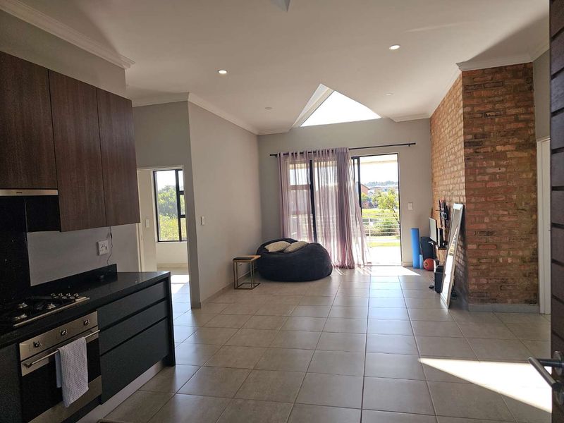 Stunning Modern 3-Bedroom 1st floor Apartment for Sale in Six Fountains Estate. Stunning view! Truly the entertainer's dream! - Photo 3