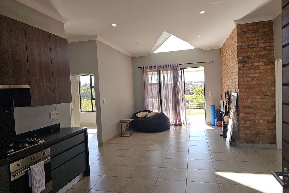 Stunning Modern 3-Bedroom 1st floor Apartment for Sale in Six Fountains Estate. Stunning view! Truly the entertainer's dream! - Photo 3