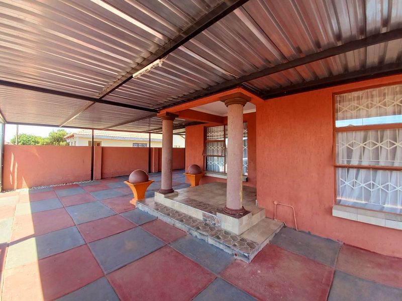 Three bedrooms house for sale in Soshanguve Block GG - Photo 3