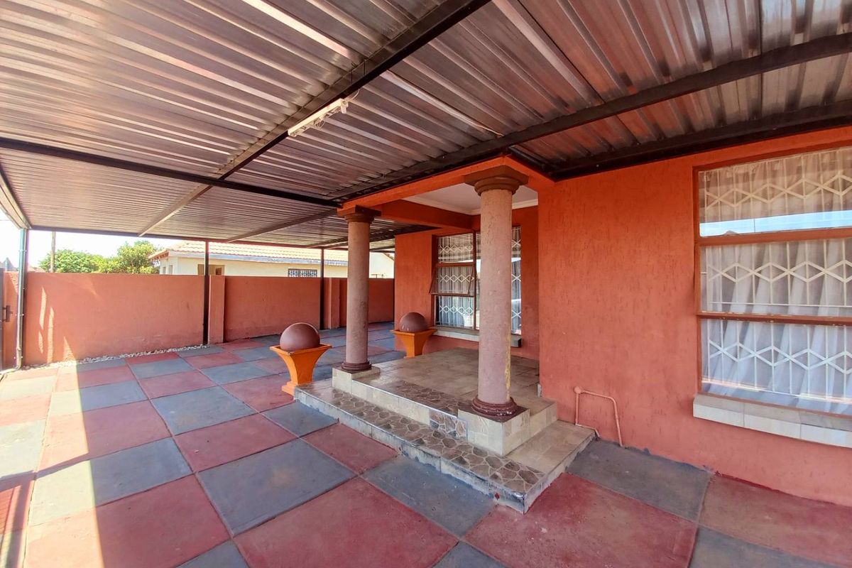 Three bedrooms house for sale in Soshanguve Block GG - Photo 3