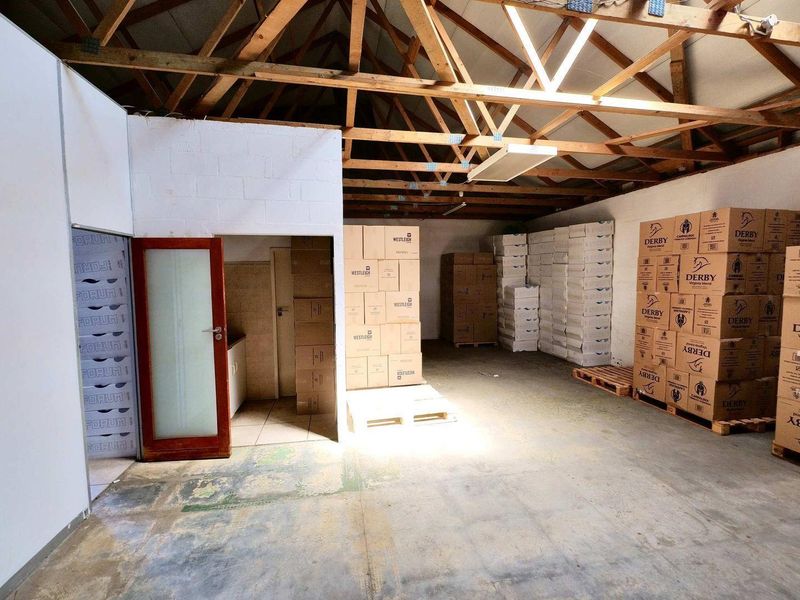 STRORAGE UNIT & OFFICE TO LET - - Photo 6