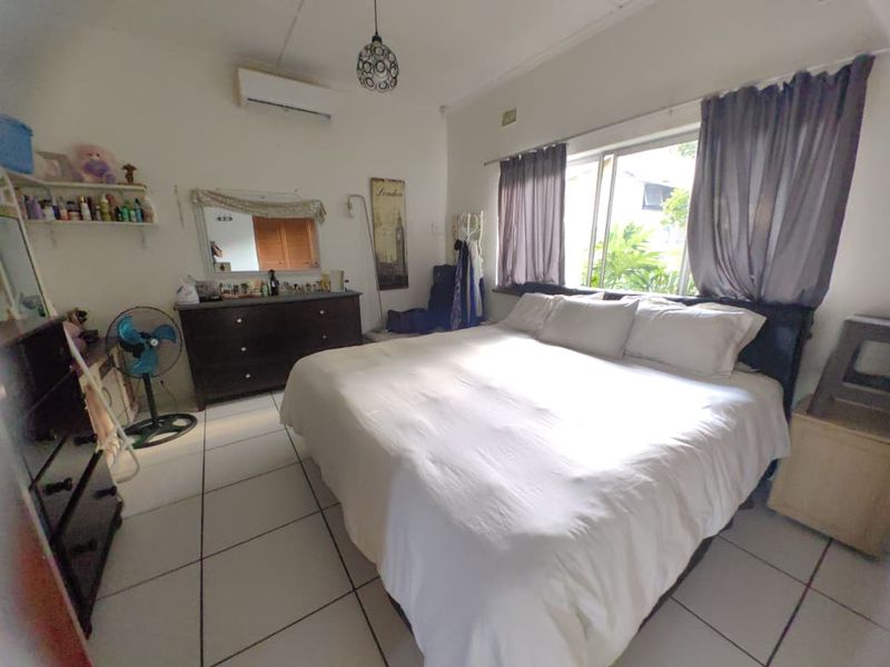 Charming 3-Bedroom Family Home with Pool in Safe Street - Photo 6