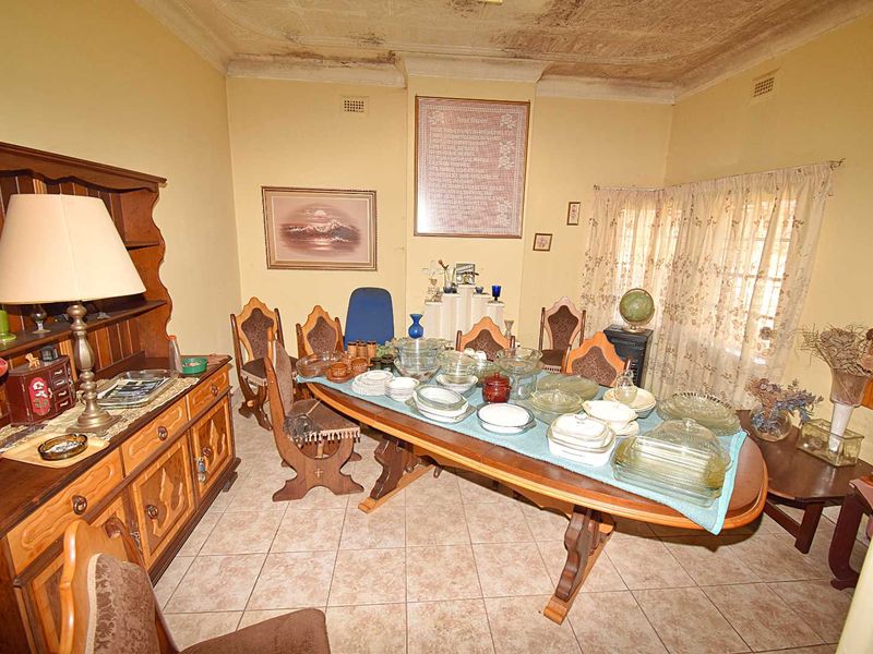 Spacious Home - Photo 5