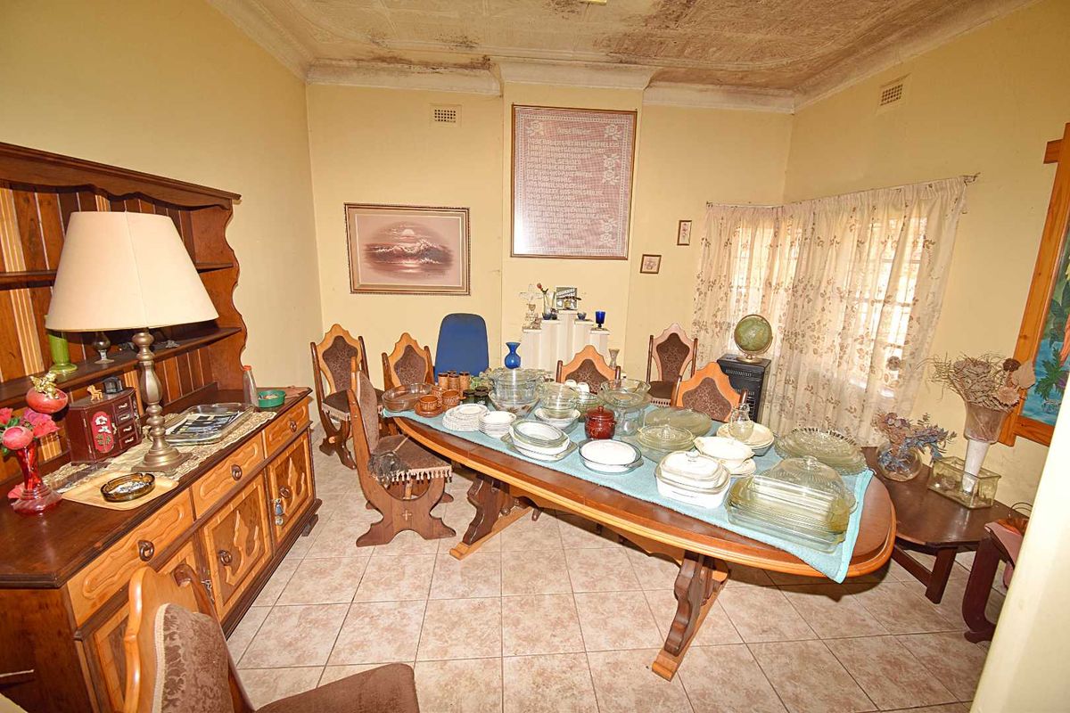 Spacious Home - Photo 5
