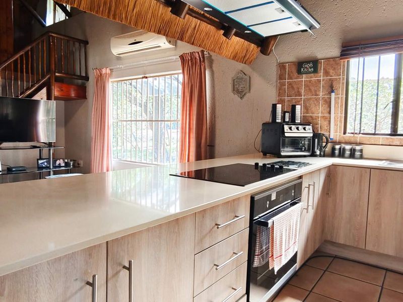 Stunning Tranquil Retreat with Lush Gardens and Modern Comforts - Photo 10