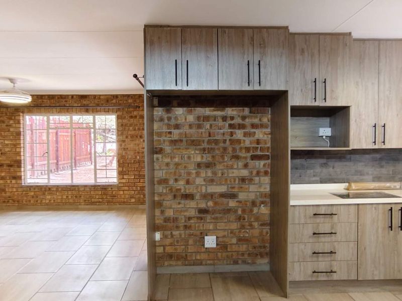 A Captivating Blend of Space, Style, and Comfort Awaits - Photo 4