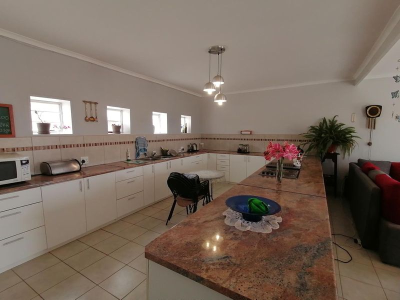 Exquisite Living with amazing views - Photo 3