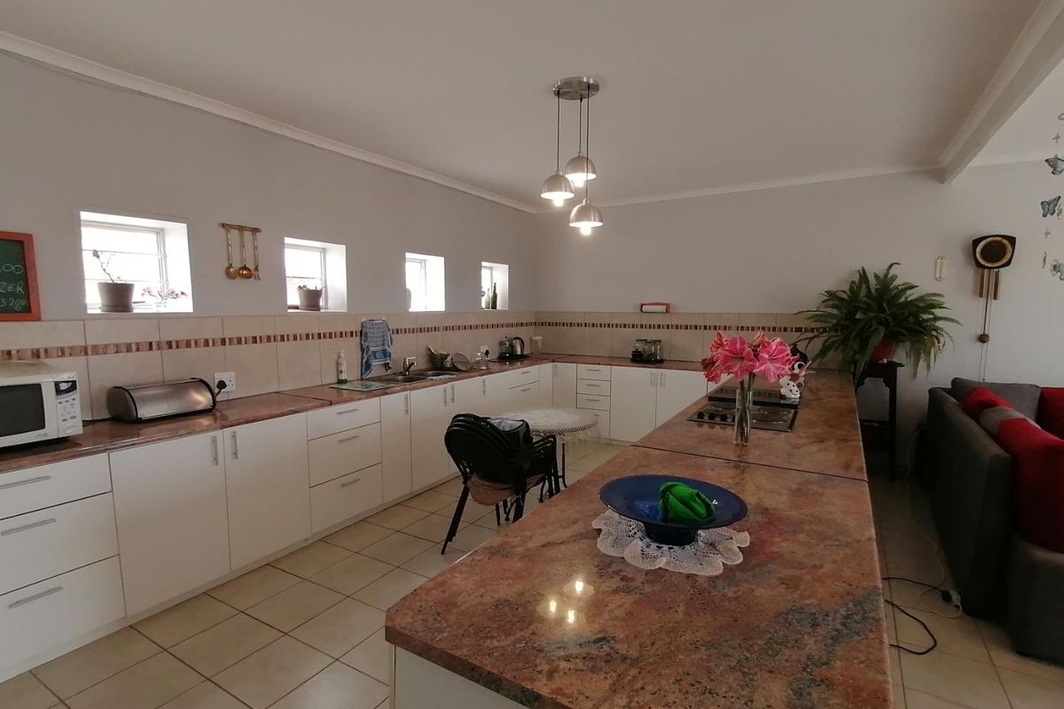 Exquisite Living with amazing views - Photo 3