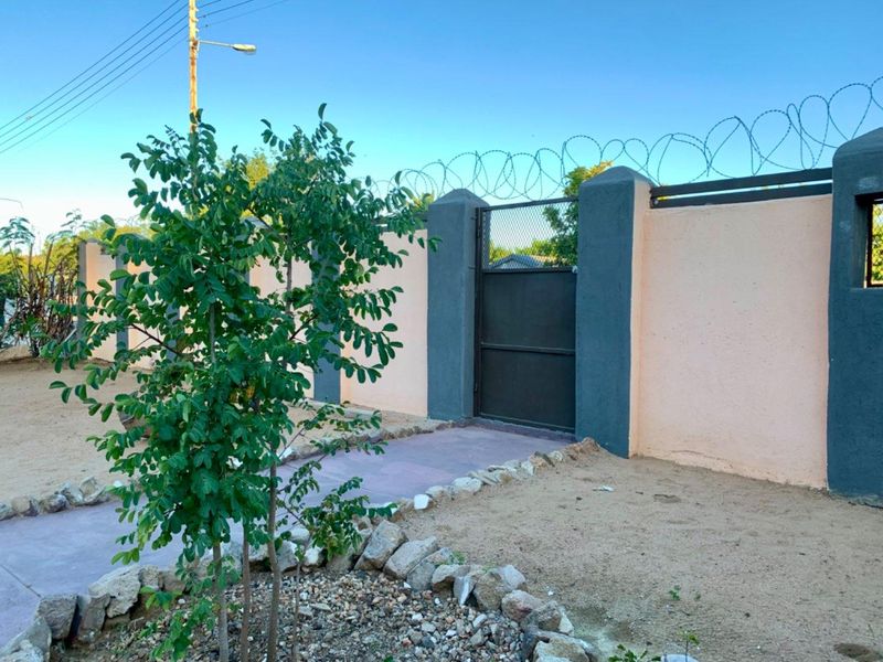 3-Bedroom Home with Versatile Flatlet & Double Garage – Prime Value in Okahandja! - Photo 7