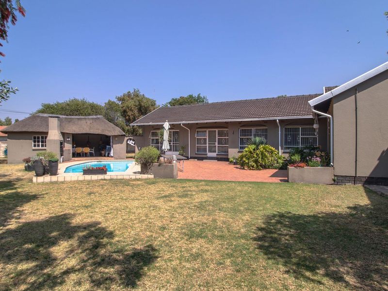 DREAM HOME IN BRACKENHURST!  Space, Comfort, and Style - Photo 9