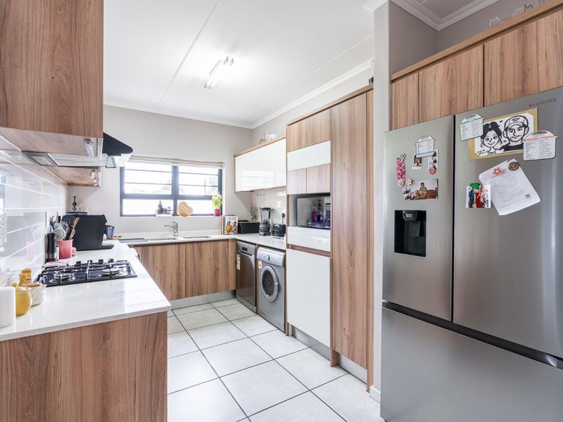 Three Bedroom Groundfloor Corner Apartment - Photo 6