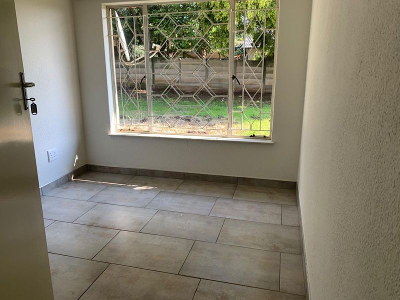 3-bedroom house in a well-established neighborhood - Photo 9