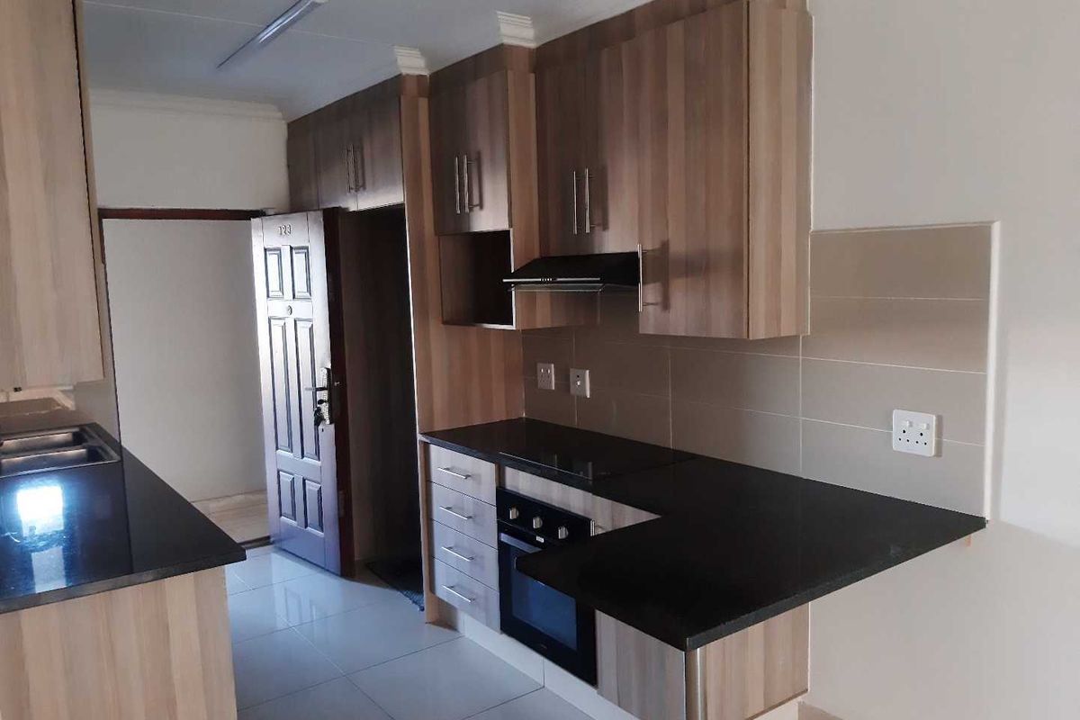 Stunning ground floor unit - Photo 2