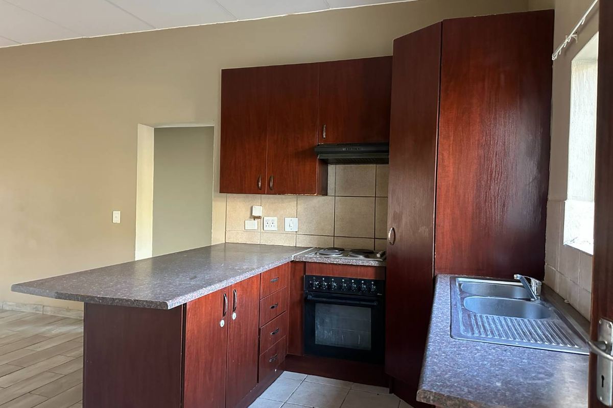 3 Bedroom Apartment in North Riding - Photo 5