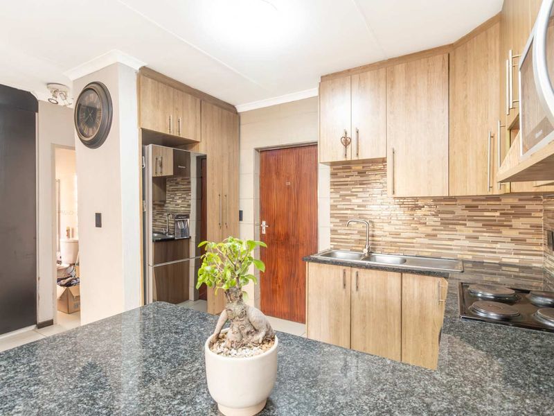 Modern 2-Bed Townhouse with Patio & Garden - Photo 8