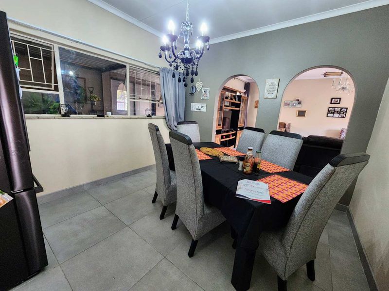 Spacious Family Home with Income-Generating Flatlet - Photo 5