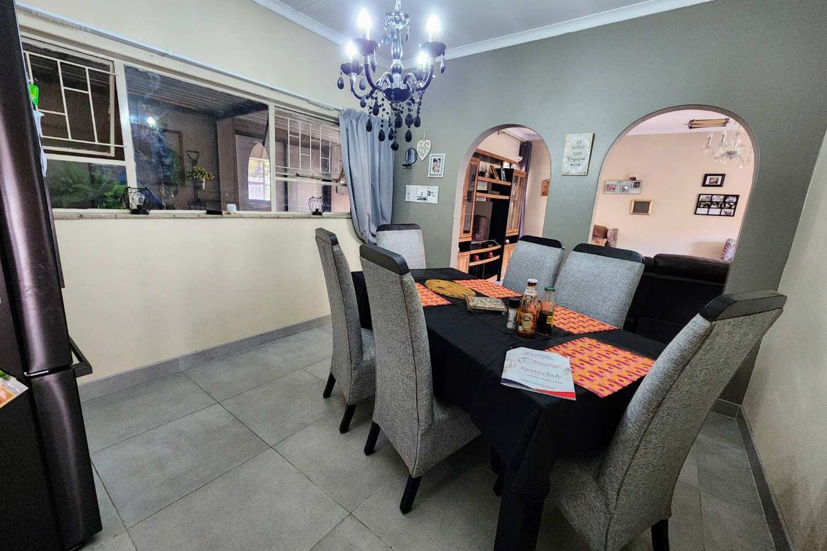 Spacious Family Home with Income-Generating Flatlet - Photo 5