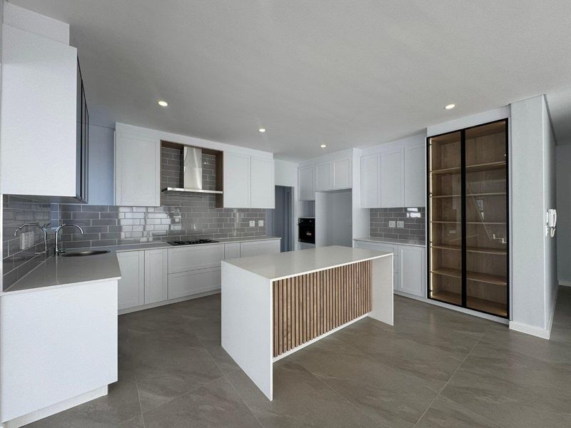 Modern 5-Bedroom Family Home with Exceptional Space & Seamless Indoor-Outdoor Living in Sandown - Photo 3