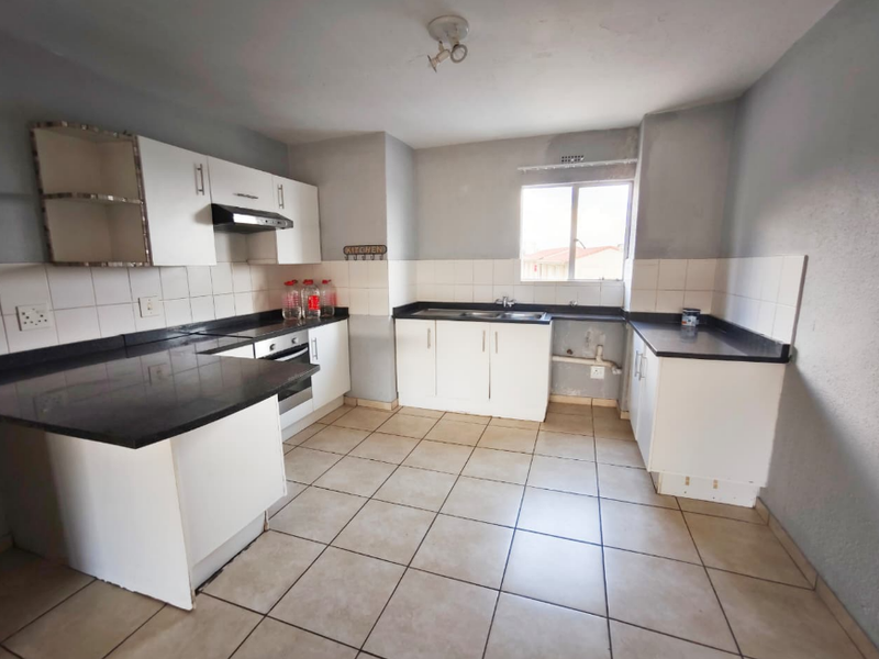 Beautifully maintained 3-bedroom, 2-bathroom apartment - Photo 2