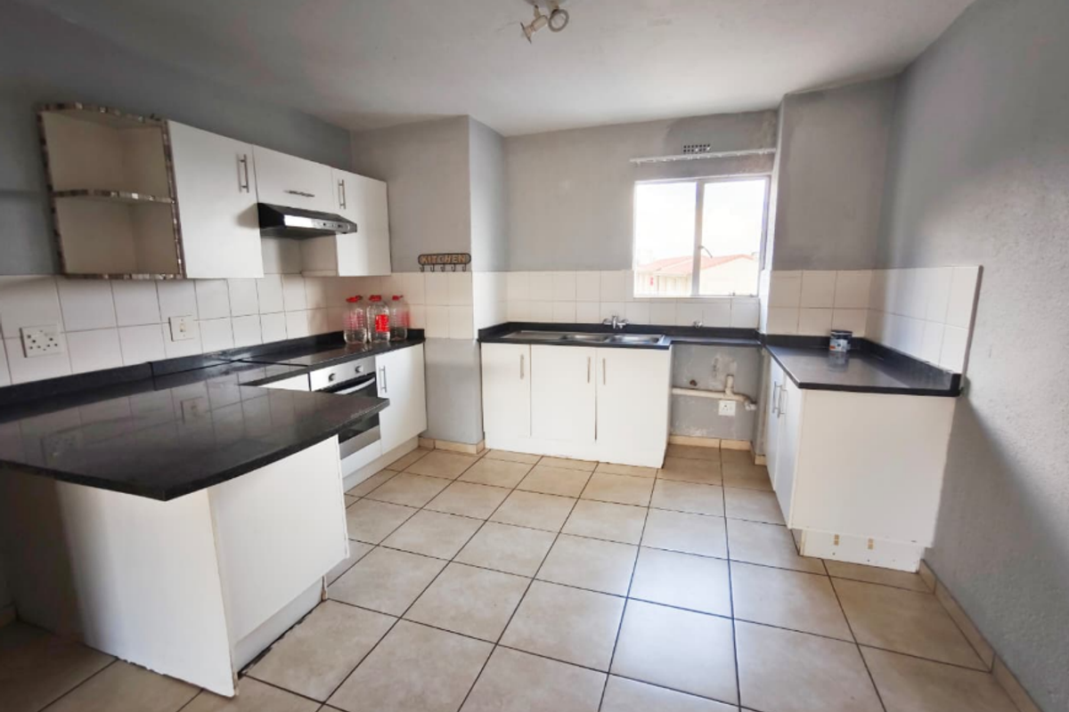 Beautifully maintained 3-bedroom, 2-bathroom apartment - Photo 3