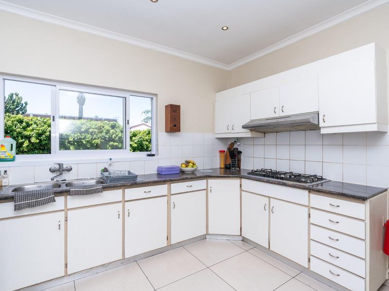 Live and Earn in Cape Town’s Coastal Luxury – Two 4-Star Guesthouses for Sale - Photo 9