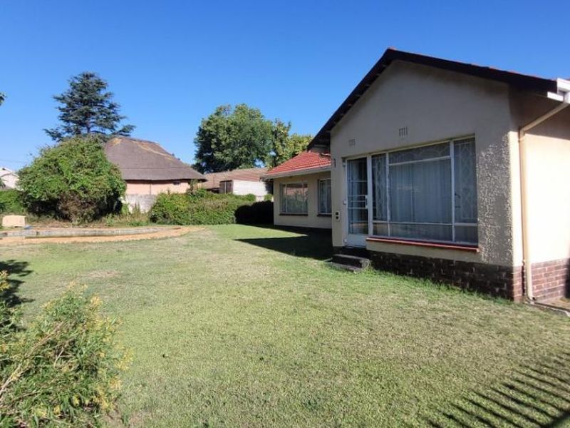 Brackendowns Elegant Family Home - Photo 2