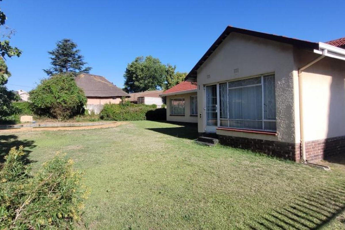 Brackendowns Elegant Family Home - Photo 2