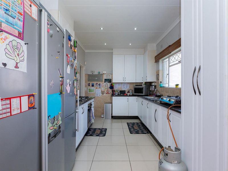 Spacious 3 Bedroom Family Home with Solar Power in Norkem Park - Photo 8