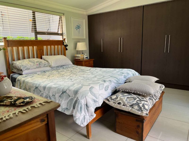 ATTRACTIVE MODERN HOME - Photo 10