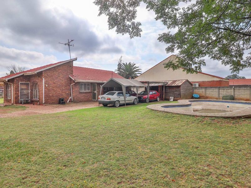 Fix-Me-Up 3 Bedroom house with pool For Sale - Photo 3