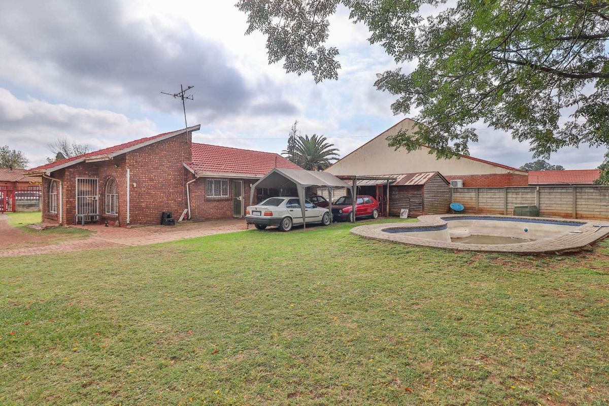 Fix-Me-Up 3 Bedroom house with pool For Sale - Photo 3