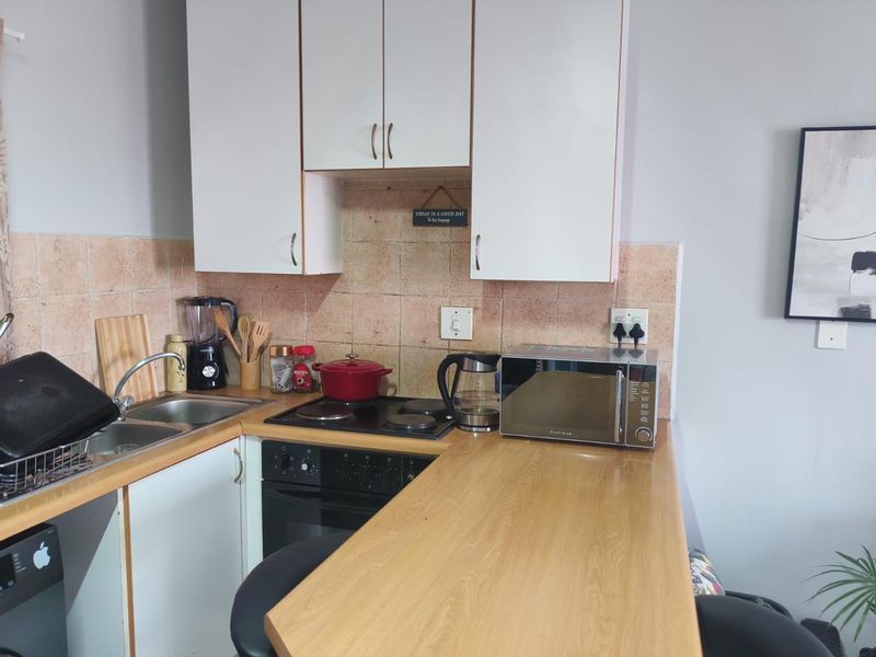 One Bedroom unit on 2nd floor in 24 hour security complex! - Photo 4