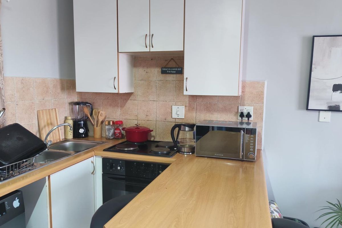 One Bedroom unit on 2nd floor in 24 hour security complex! - Photo 4