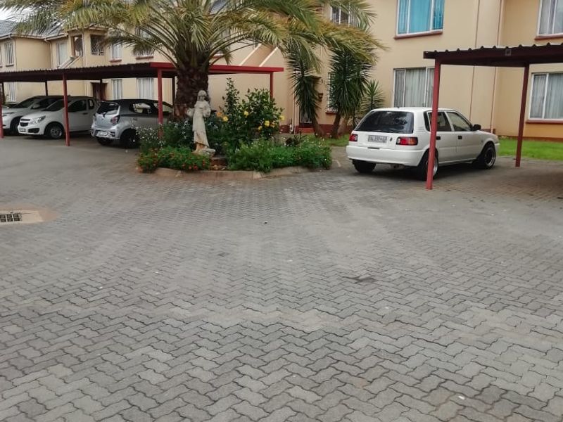 2 Bedroom Apartment / Flat for Sale in Lakefield - Photo 2