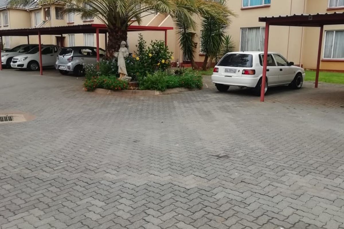 2 Bedroom Apartment / Flat for Sale in Lakefield - Photo 2